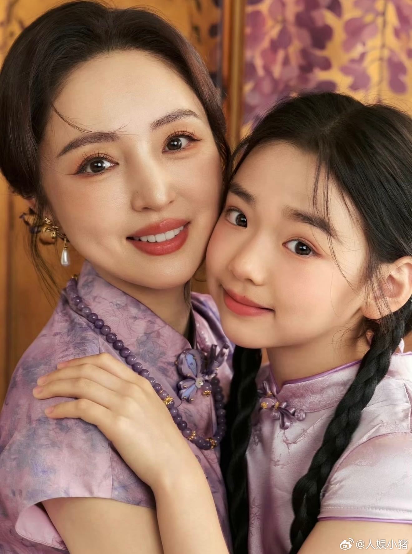 仿佛看到了董璇带小酒窝的样子我们的爸爸谁带孩子像谁，这句话太真实。叶泽复刻姥姥