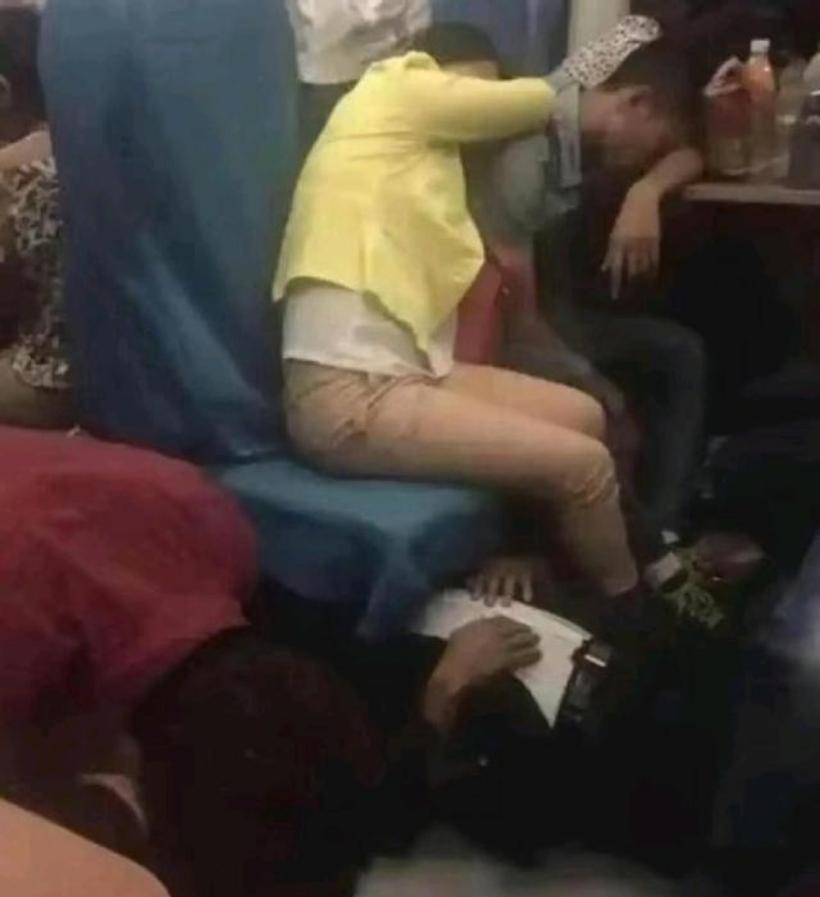 这张照片看得人心酸绿皮火车硬座车厢里，一家三口出门。座位只够一个人靠椅