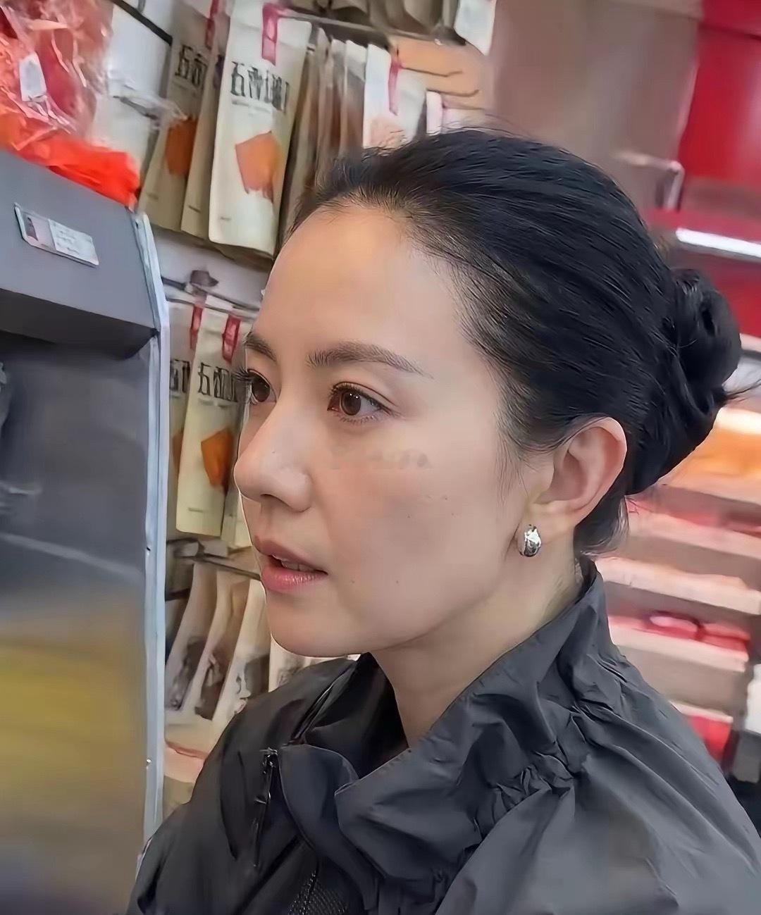 高圆圆逛超市被路人偶遇抓拍！完全素颜出镜，状态特别真实，近距离生图能看出五官舒展