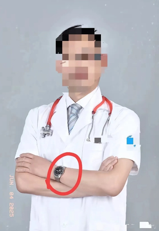 女子因为被蛇咬去世，这位男医生却意外火了！火，不是因为救助得当，也不是因为曾经