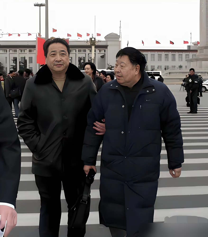 48岁说相声的姜昆，自掏腰包搞了个网站。那是1998年，全中国没几个明白人信这玩意能成。托人建站被放