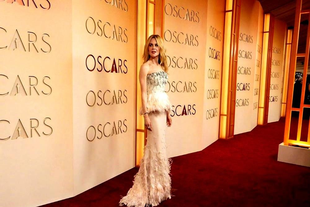 两千亿身家，奥斯卡红毯上竟成了背景板！亚马逊老板贝佐斯和他老婆桑切斯，一身黑