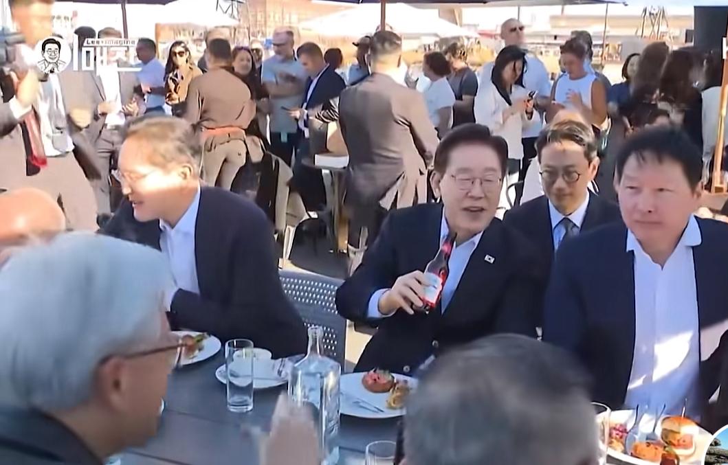 李在明与黄仁勋等AI领袖吃饭喝酒！当地时间24日，正在美国进行访问的韩国总统