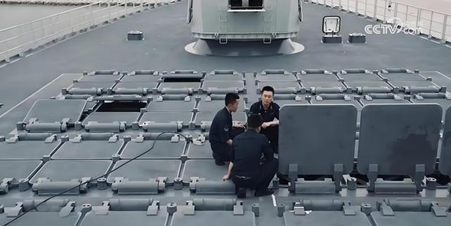 055配备200多枚导弹，假如海战爆发，导弹打完了该咋办？实不相瞒，055打完导
