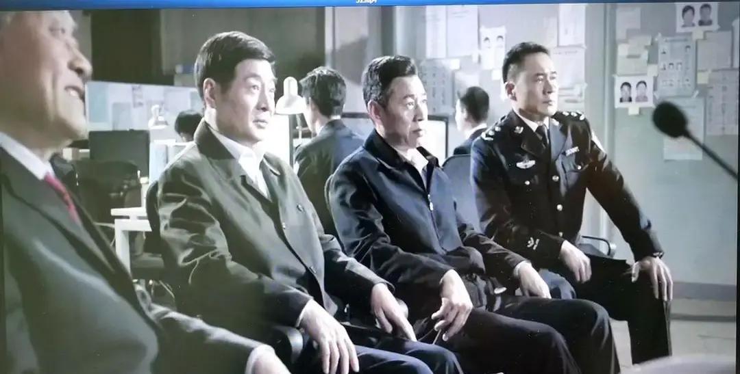 高小琴被审那场戏，镜头扫一圈，李达康不在，这就是信号。现实里，省里查金融窝