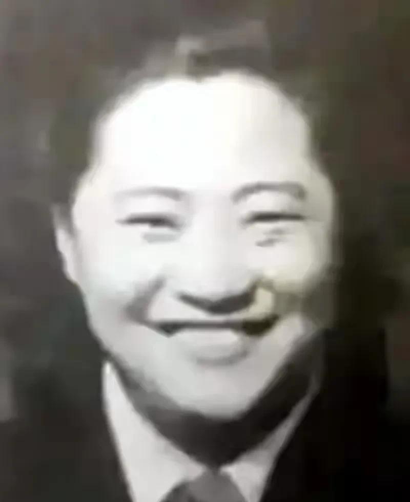中学毕业后，瞒着家人奔赴革命圣地延安。1938年，她进入延安抗大学习，并于同年加