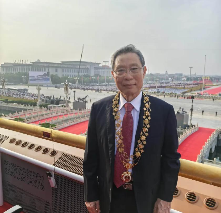 钟南山院士今年90岁。近况照片：佩戴着勋章现身在观礼台。时间是9月3日上午。