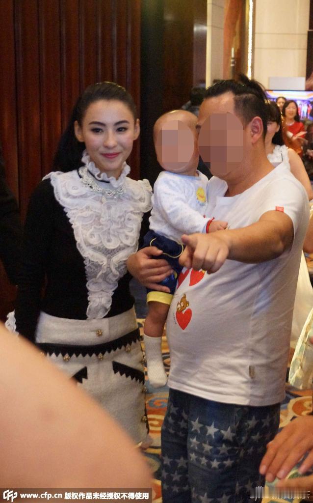 路人镜头下的张柏芝和刘亦菲，她们的美真是掩盖不了，怎样都是大美人一枚。