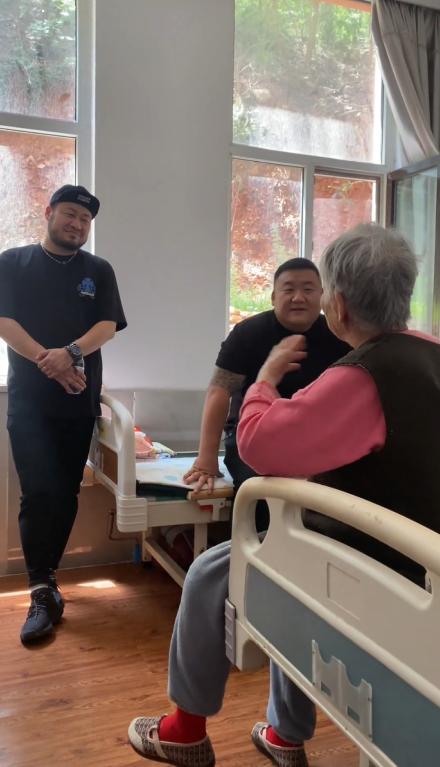 住养老院的丁克老人最需要的，既不是干儿子，也不是干女儿而是这群人高马大的“假