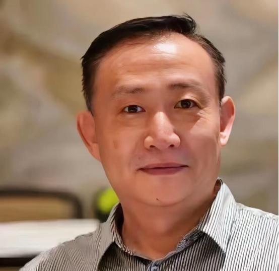 别再拿“阴谋论“三个字堵嘴了，这就是正在发生的残酷现实。卢麒元一句话捅破了没