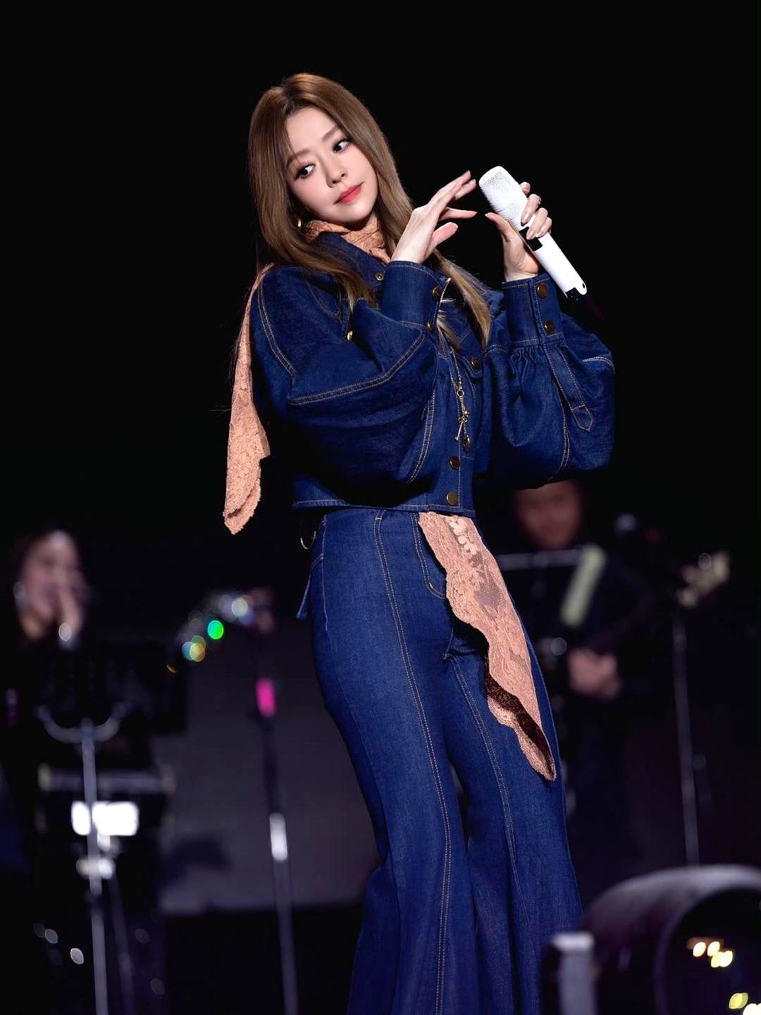 张靓颖这穿搭，简直是行走的教科书！真没想到，都40岁了，她还能把基础款玩得这