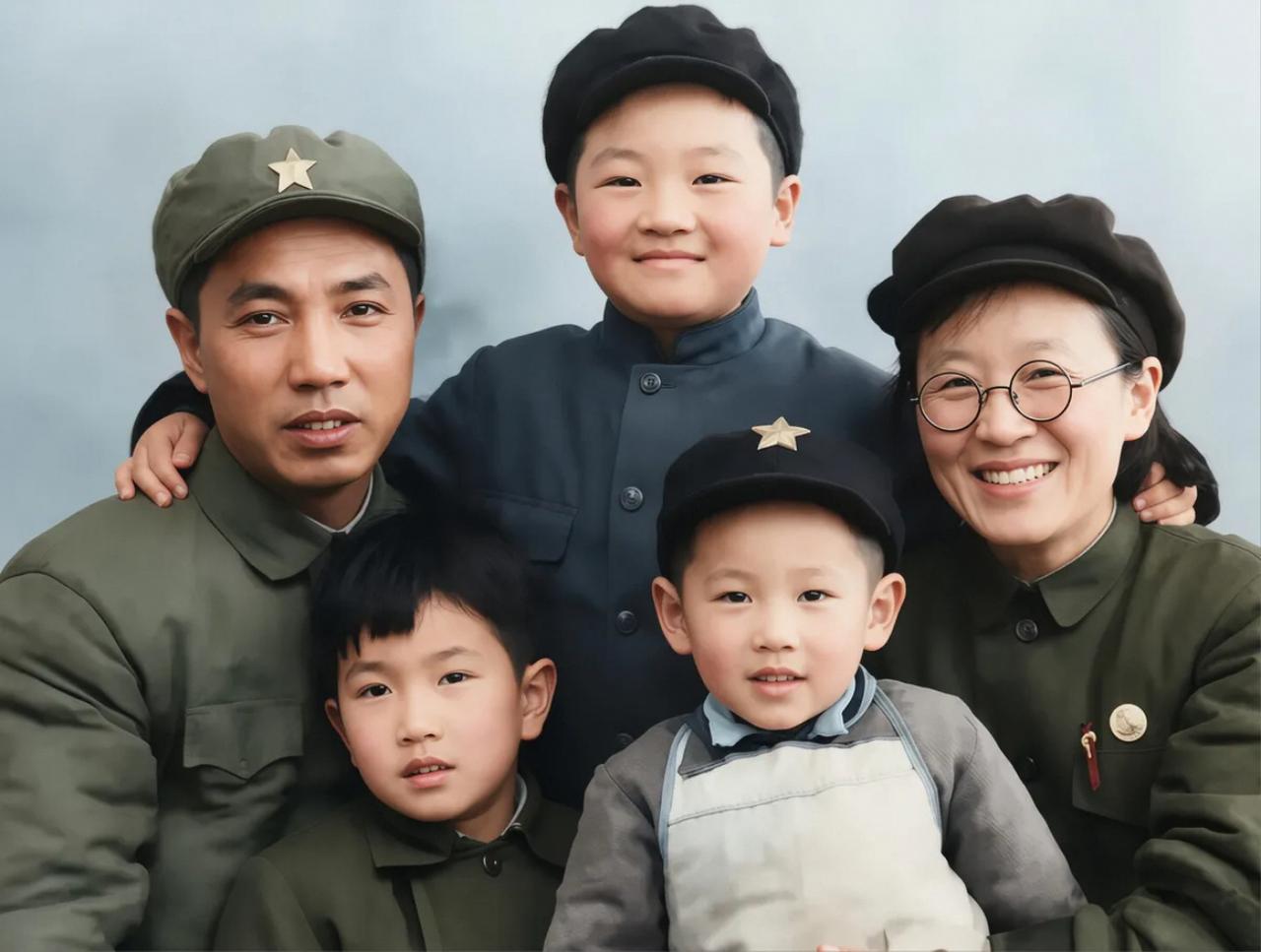 1951年，10岁的小豆子去往北京前夕，和母亲朱旦华、继父方志纯及弟弟妹妹拍下这