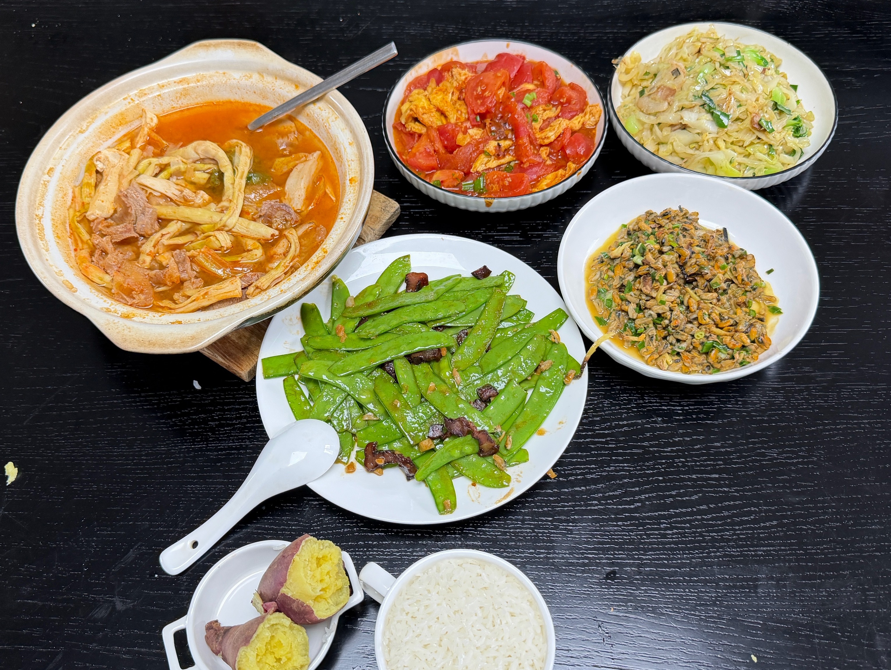 吃饭了。婆婆给胡杨林煮了午饭带去上班，又煮了我们的。