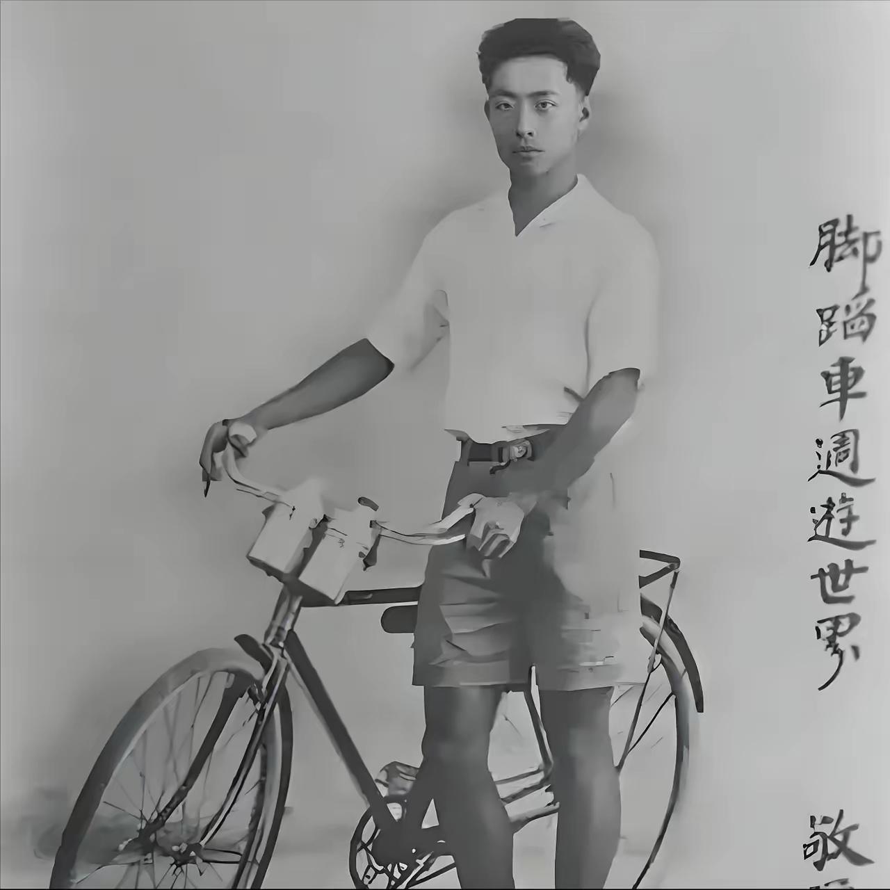 1933年，希特勒会见骑自行车环游世界的中国青年潘德明。看完他的册子后，希特勒沉