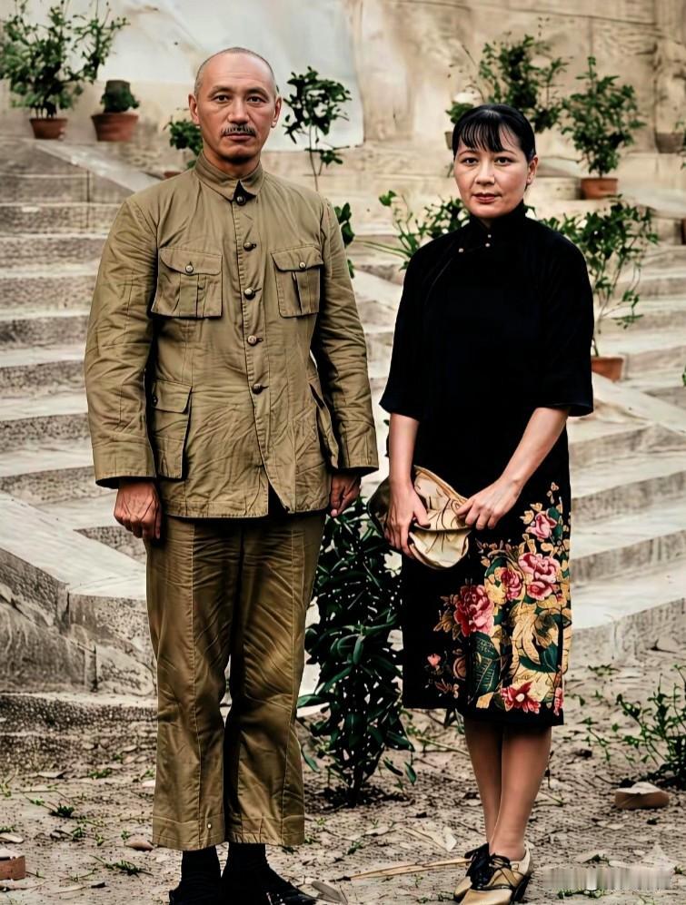蒋介石的替身与本尊相似度极高，宋美龄有时则傻傻分不清楚​​​。