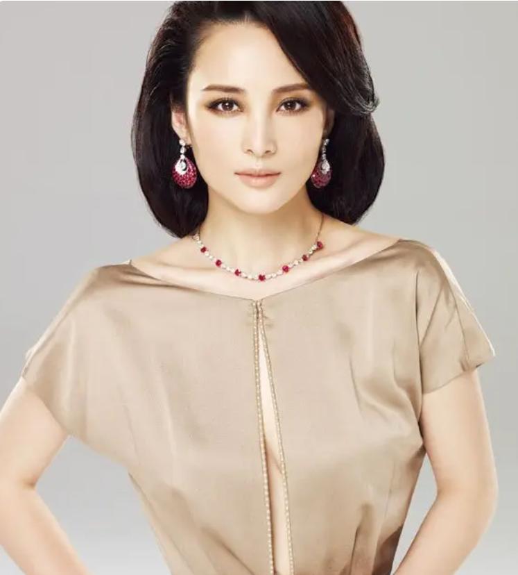 当年蒋勤勤上大学第一天，就引来众人围观…娱乐明星