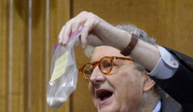 美国拿出一袋白色粉末，对中国下重手！还发起一个前所未有抹黑指控！美国司法部已经
