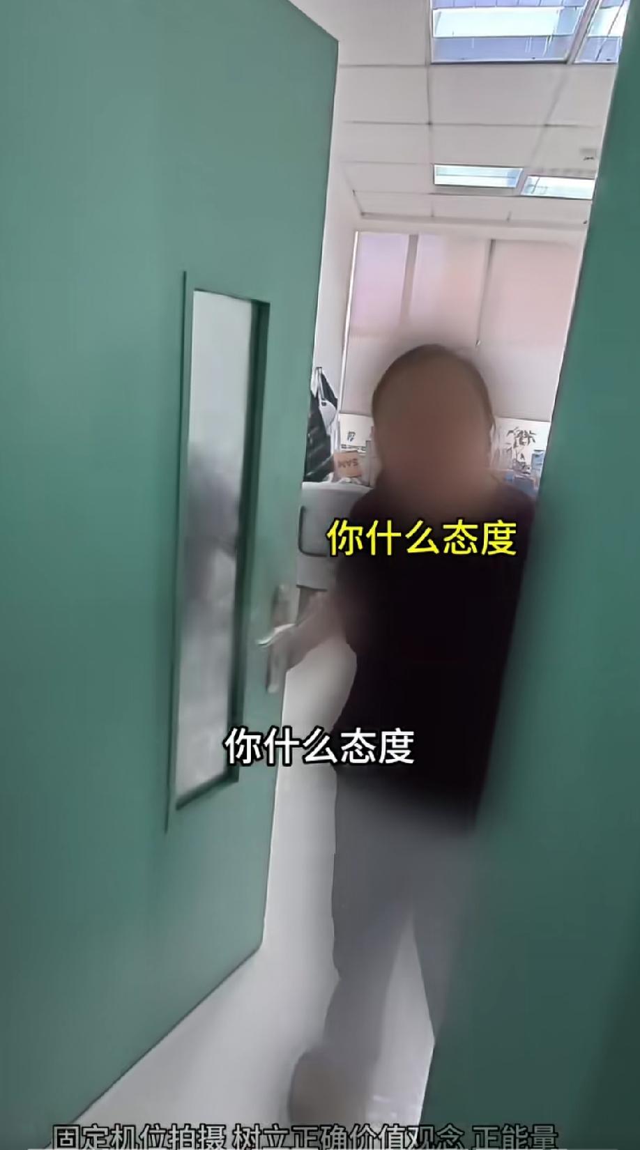 江苏徐州。外卖小哥给某医院一女大夫送外卖，被门口保安拦着不让进，之后就和这位女大