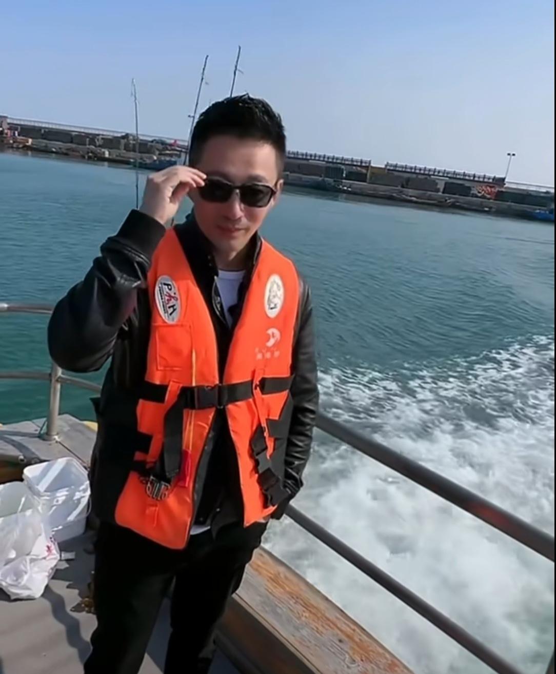 汪小菲耍酷形工作。麻六记新品海带苗面上市后获得一致好评，为了一直保持这种畅销状态