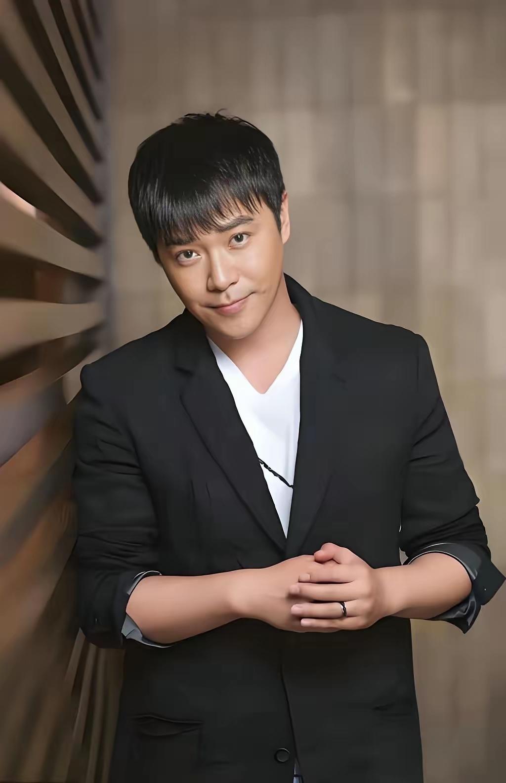 陈思诚这个男人特别的聪明又浪漫。不竟才华横溢长的也非常帅气，是个非常懂得享受又自