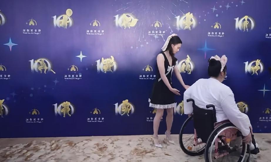 6月15日，陈芋汐参加上海迪士尼10周年庆典活动，感觉她有点胖了，浓妆艳抹腿型不