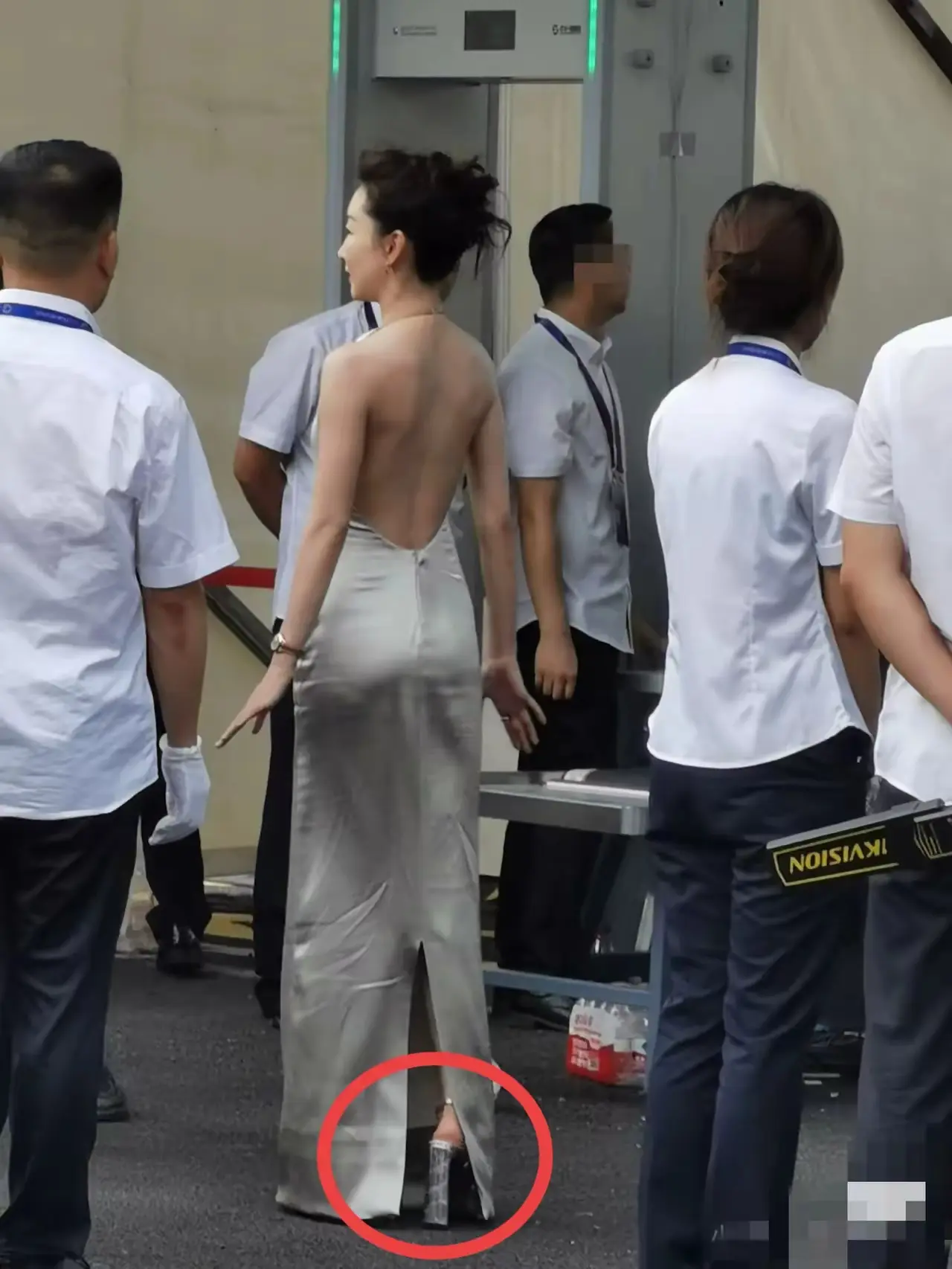 这鞋子一般人驾驭不了明星为了显腿长，也是够拼的，周冬雨穿的高跟鞋有20公分了吧