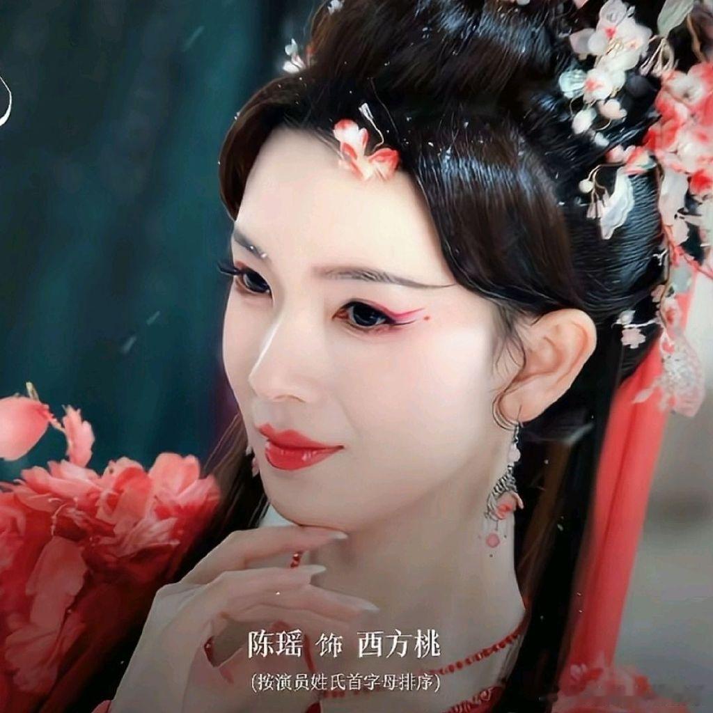 陈瑶一出场美我一大跳陈瑶的妖女出场是心动的代名词！转身时发丝划出的弧度，挥杖时