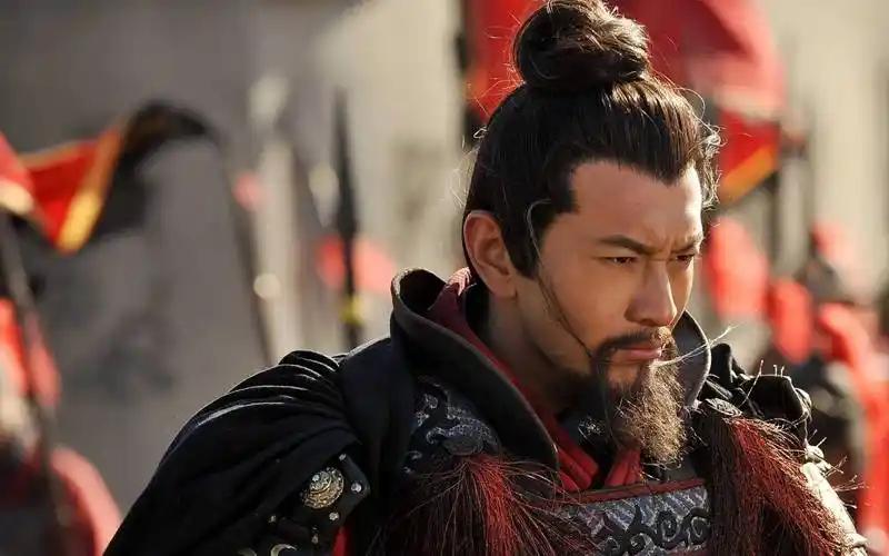 岳飞蒙冤被害，所有的朋友都远离他，只有一个小人物敢给他收尸。绍兴十一年的除夕