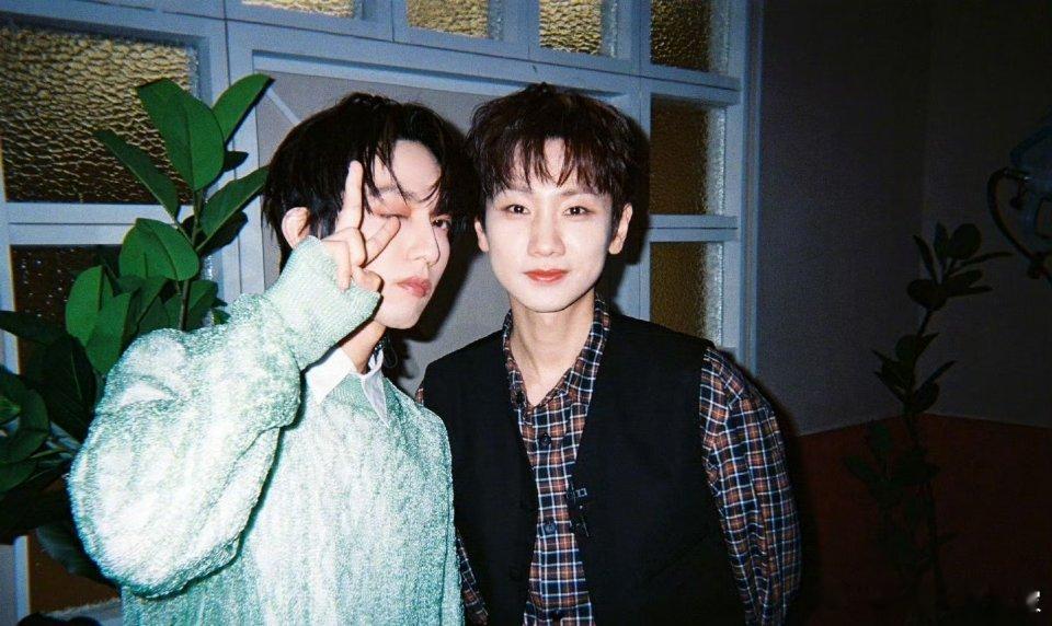 林宥嘉汪苏泷合照审美超级好的林宥嘉啊啊啊，期待二人的合作