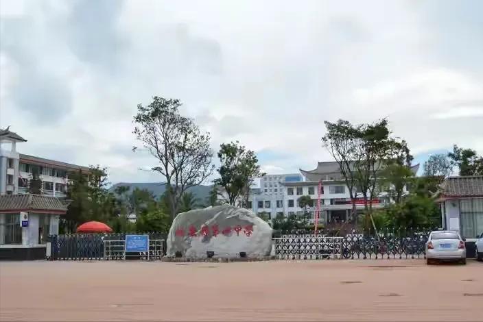 云南高三教师被逼坠楼，老实人的绝望，真的太戳心！4月24日下午，云南楚雄姚安县第