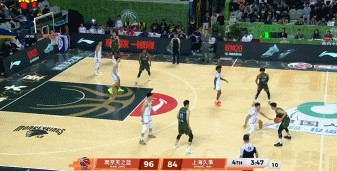 黄荣奇用22分钟，给你浓缩了什么叫“帅不过三秒”。他刚在弧顶轰进关键三分，