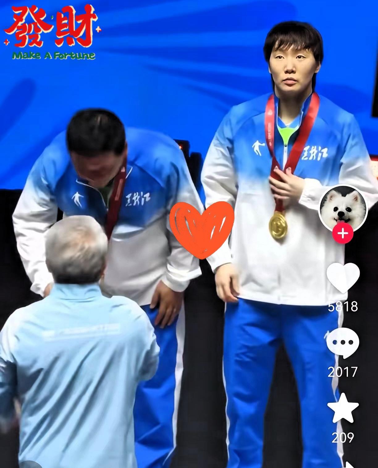 王曼昱夺冠颁奖时的无奈眼神，真的看哭了！这哪是追星，分明是没教养的冒犯！