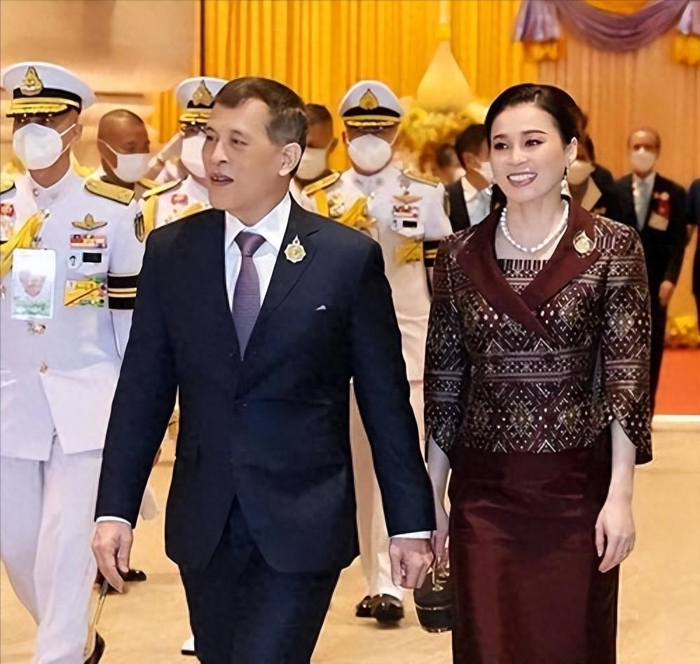 历代泰国国王全都姓“郑”，不是华人后代，为何还要起中国名？说起泰国王室，很多