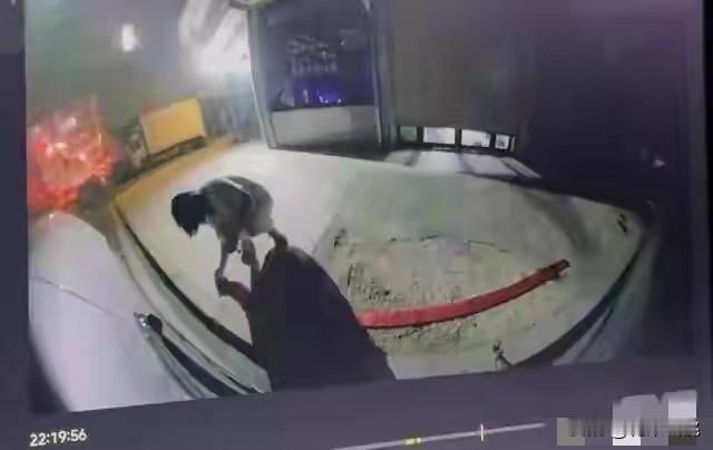 车停在路边的公共停车位内，晚上10点多接到店铺老板的电话让挪车，车主看太晚而且是