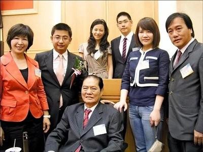 这回怕是要变天了！随着议长谢典霖父子被羁押，当地的政治局势瞬间变得微妙起来。就在