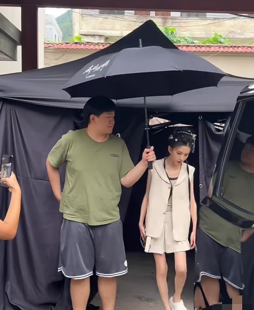 祖儿也太太太瘦了吧？！[捂眼睛]这两年真的瘦太多了，原来真的是很匀称的，就是看