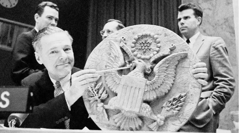 苏联人送给美国人的窃听器1945年，二战最后数周，一群俄罗斯少先队员在美国