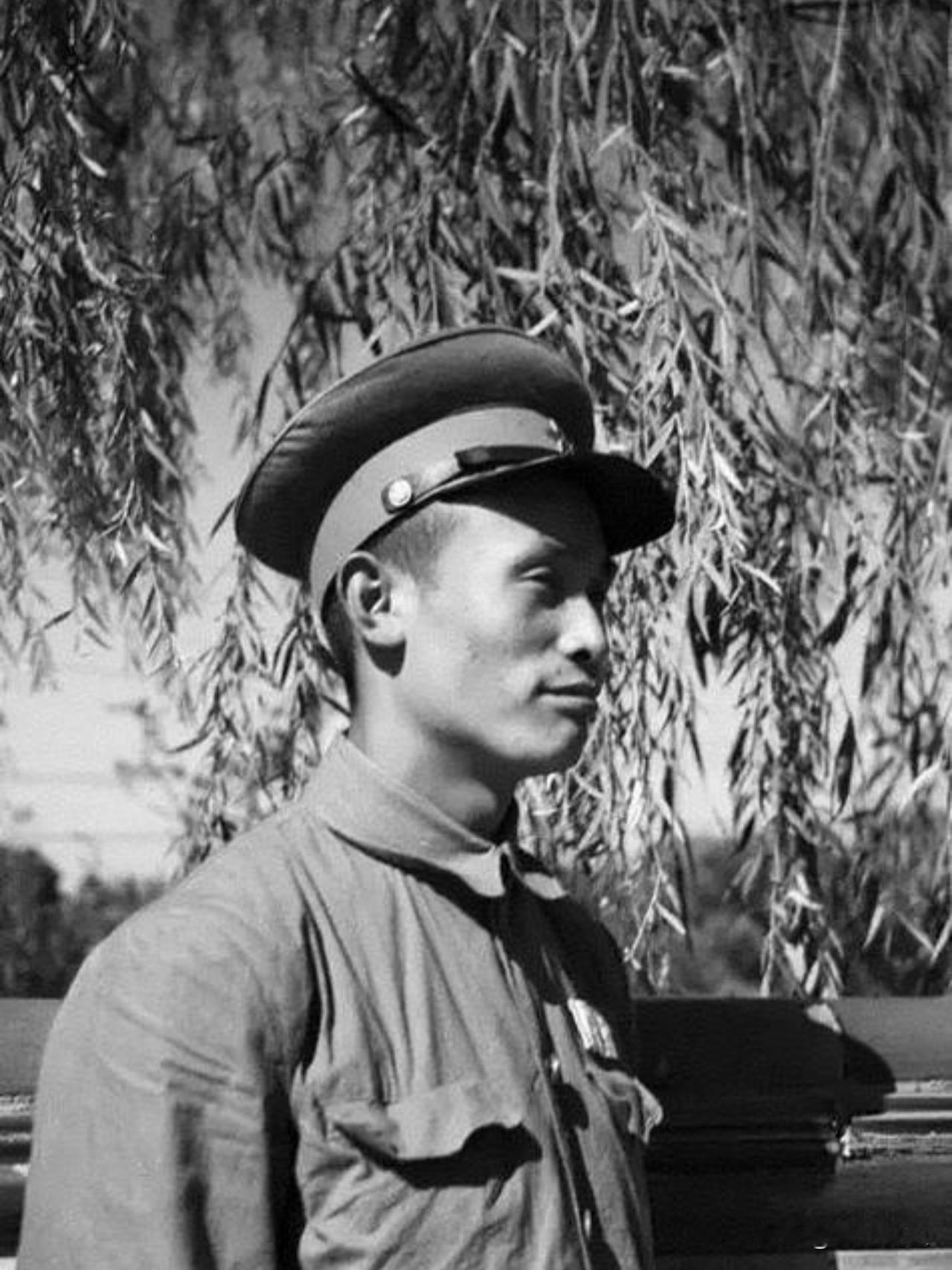 他是400万解放军里的头号狠人，一生满身伤痕，全身留下54处刀枪伤，被子弹爆头、