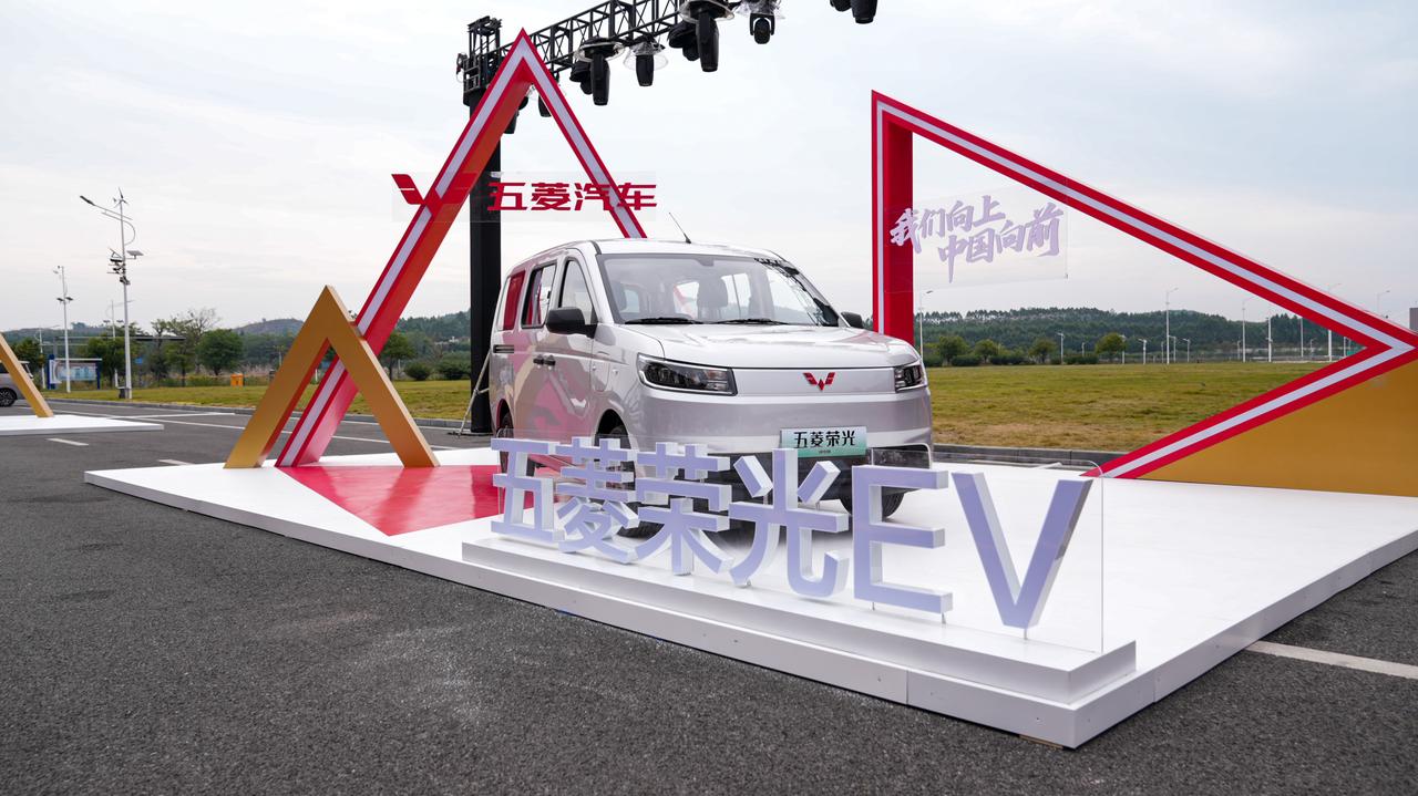 11月18日，央视新闻携手上汽通用五菱举办的“我们向上，中国向前”第二届致敬奋斗