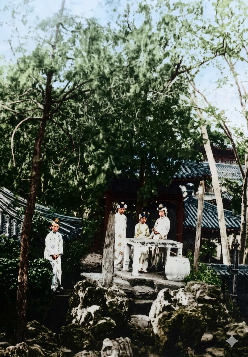 1922-1924年，紫禁城御花园养性斋附近的假山石台上，唐怡莹（唐石霞）安坐于
