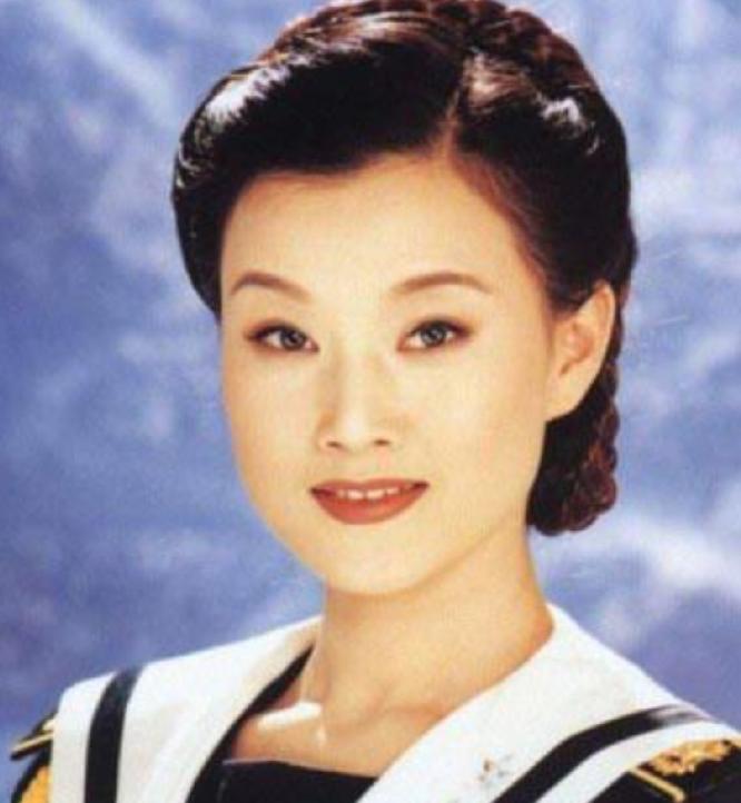 一个连登了24次春晚、享受正军级待遇的大腕，在自己单位面临撤销的时候，不赶紧找下