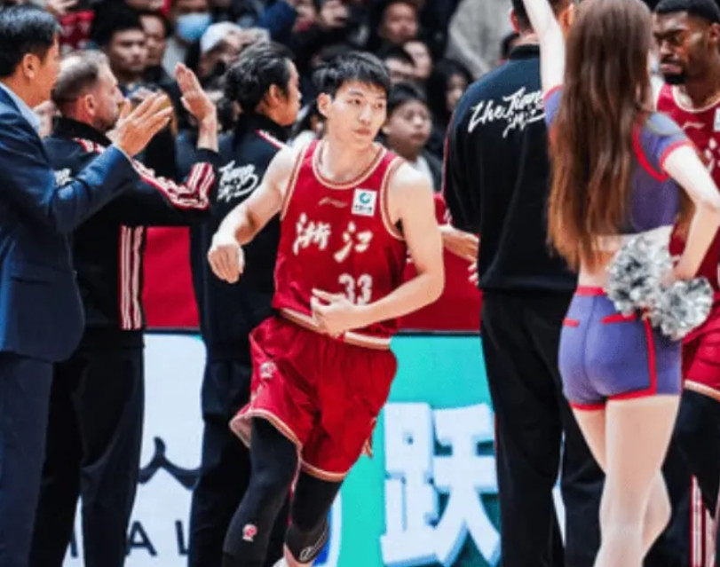 广东险胜浙江稠州，杜锋得感谢吴前的不杀之恩，如果不是吴前来投三分绝杀球，广东可能