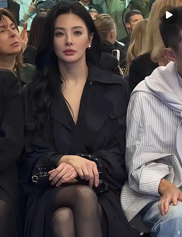 辛芷蕾早年刚和翟天临在一起、被泰川系力捧时，定位本是对标张雨绮的。​现在辛芷蕾已