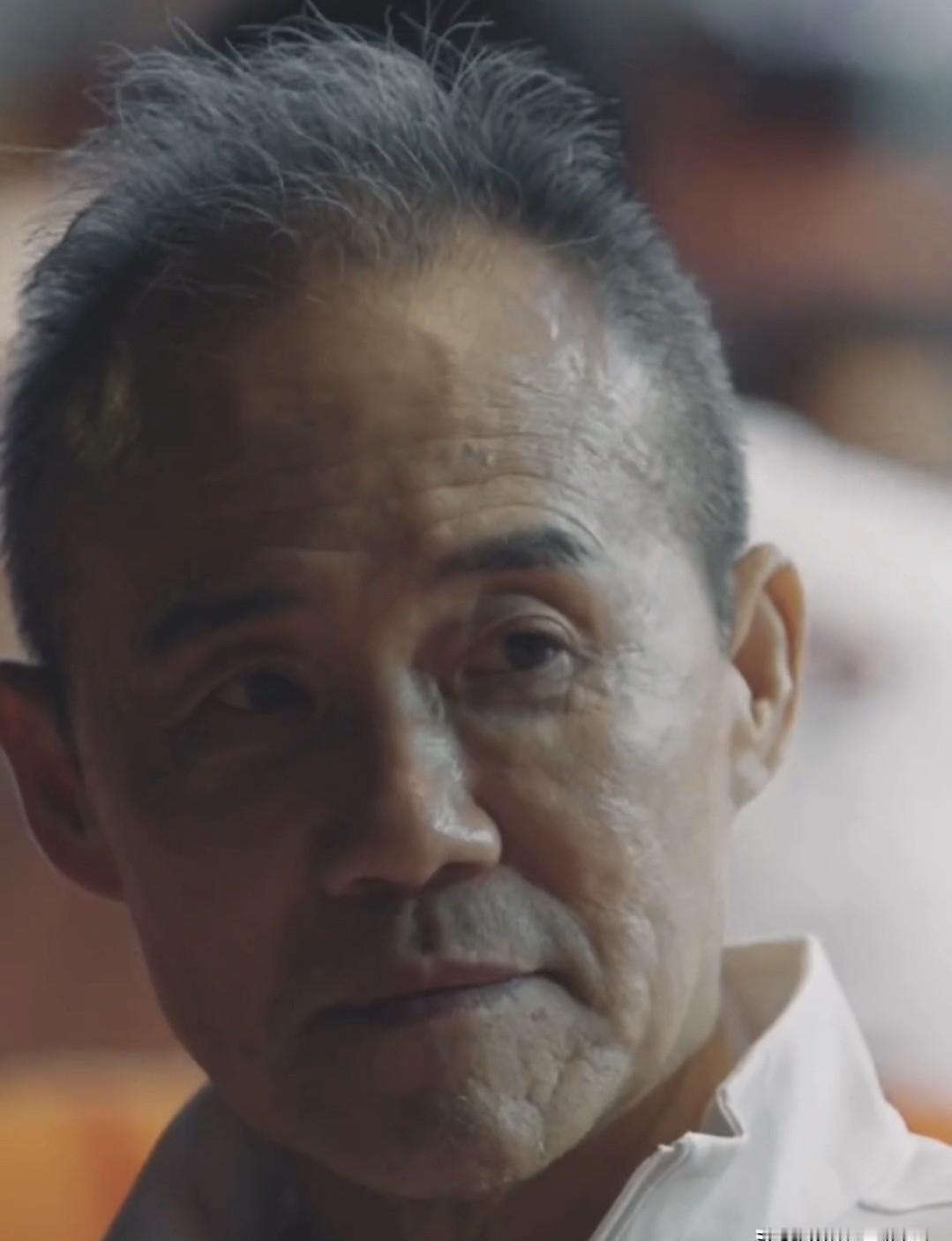 74岁的王石，被小30岁的娇妻当众捅了一刀。不是比喻。就在那场访谈里，田朴珺