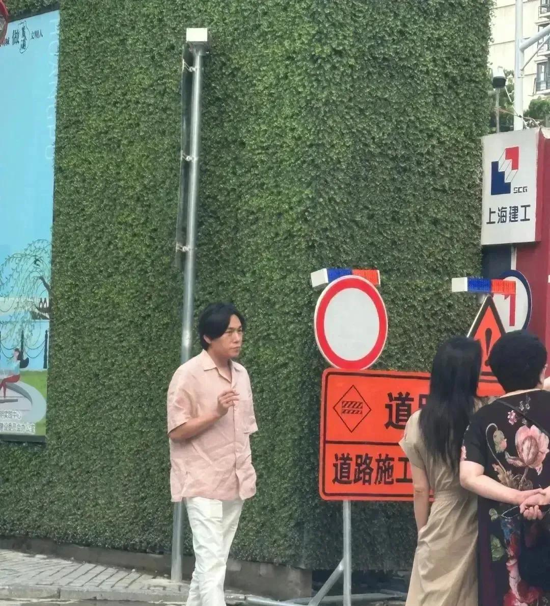 偶遇秦昊一家，真是休闲的一家人，电视上看着一般般，真人巨帅的了……话说他们一家