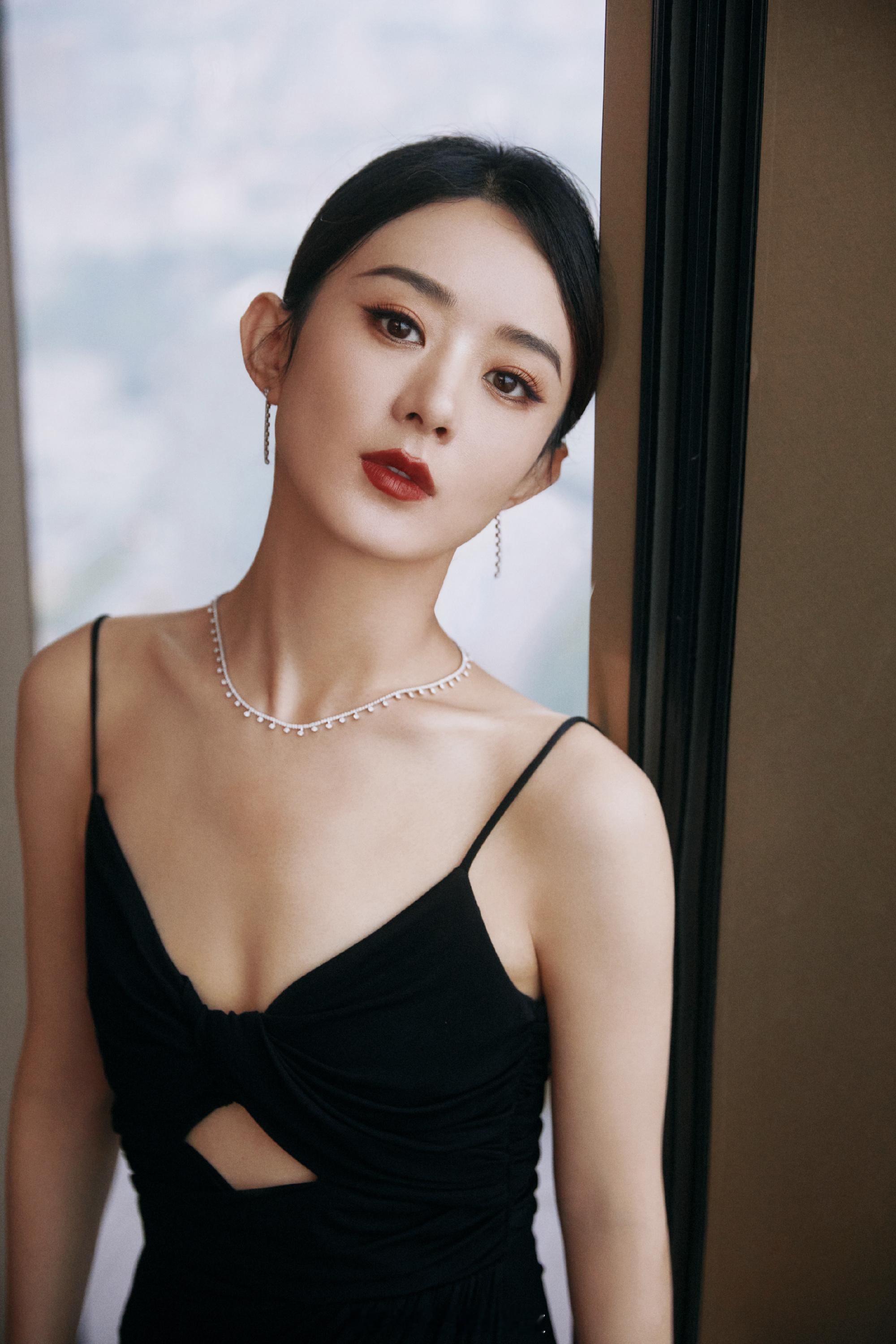 赵丽颖红唇吊带黑色系穿搭写真