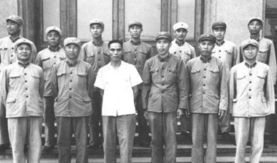 1967年的一天，成都军区副政委刘结挺刚到办公室，成都军区司令梁兴初中将就气冲冲