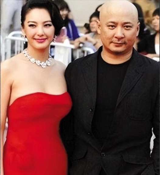 2011年，王全安全然不顾女友余男怀孕，私下约张雨绮吃饭，两人喝的有点多，为了张