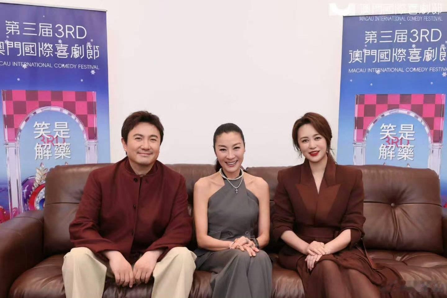 夫妻俩和好莱坞明星合影。