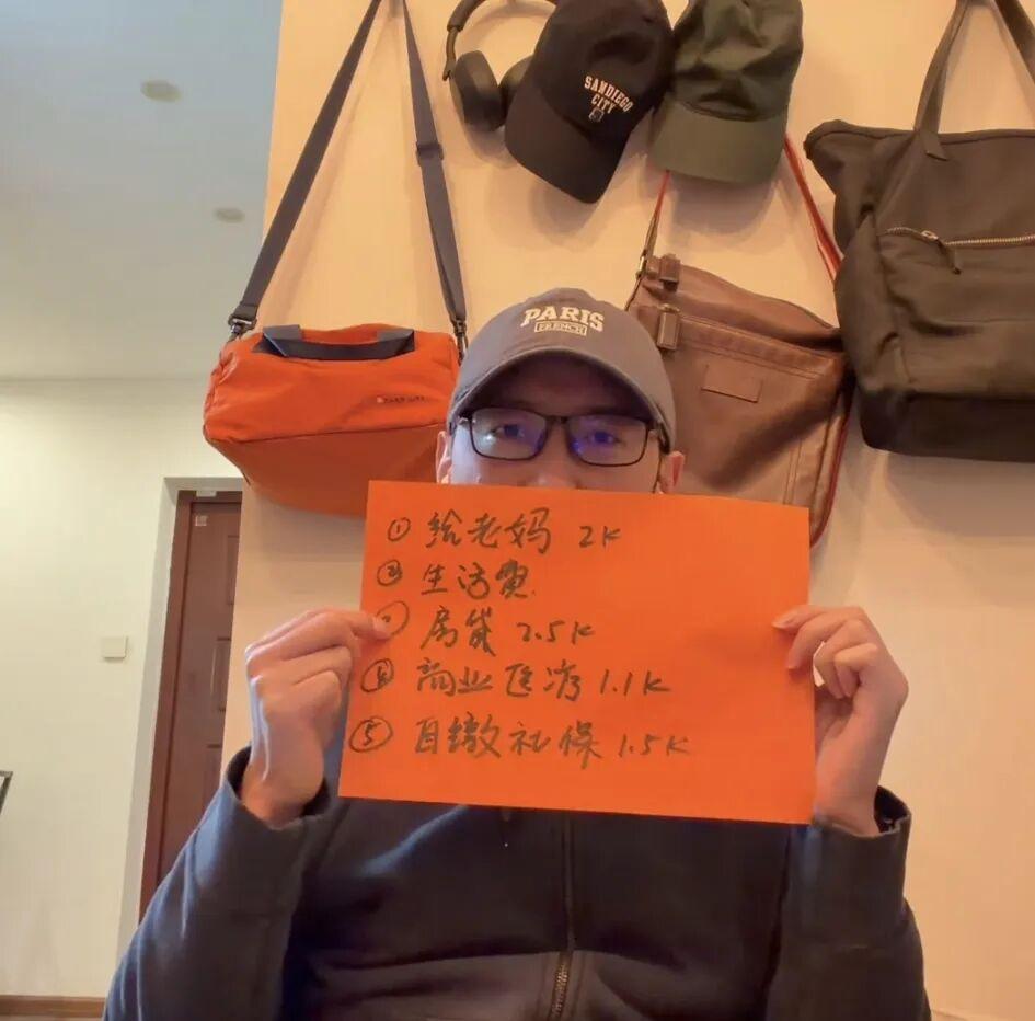 刷到一个视频，真的越看越有感触，跟大家随便聊聊。视频里那个大哥，今年刚好40岁，